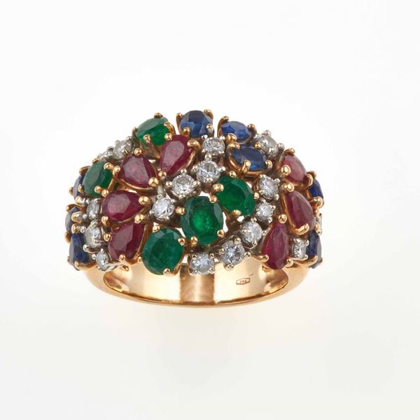 Lotto composto da un anello ed una spilla con diamanti, rubini, zaffiri e smeraldi