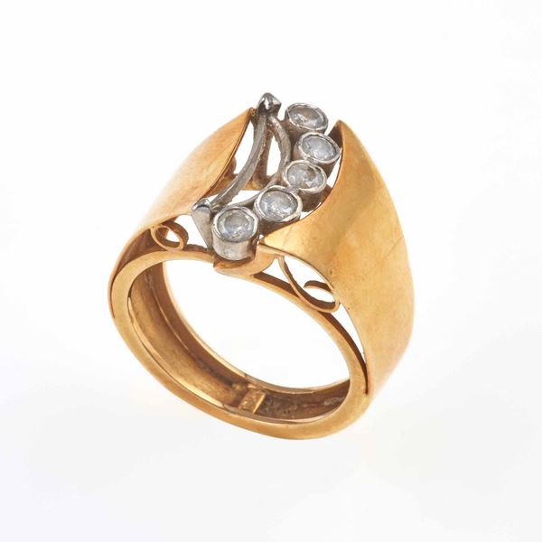 Lotto composto da un anello, una catena con tre pendenti militari femminili ed un paio di orecchini