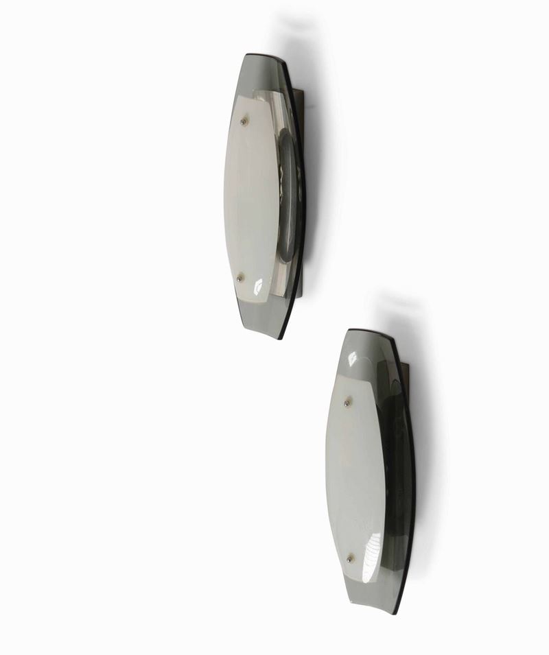 Coppia di lampade a parete con struttura in metallo e diffusore in vetro colorato e curvato.  - Asta Design Lab - Cambi Casa d'Aste