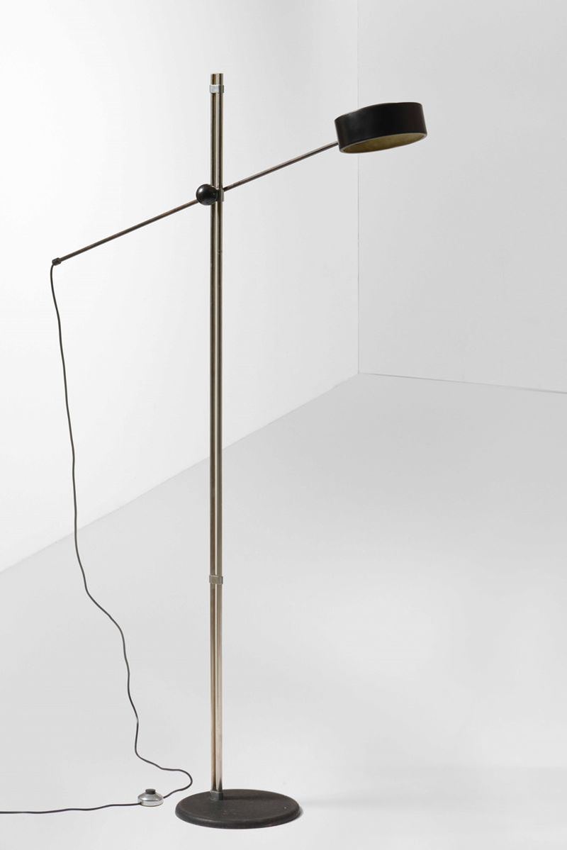 Lampada da terra orientabile con struttura in metallo cromato, diffusore e base in metallo laccato.  - Asta Design Lab - Cambi Casa d'Aste