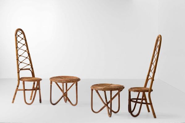 Coppia di sedie e due tavoli bassi in vimini e bambù.