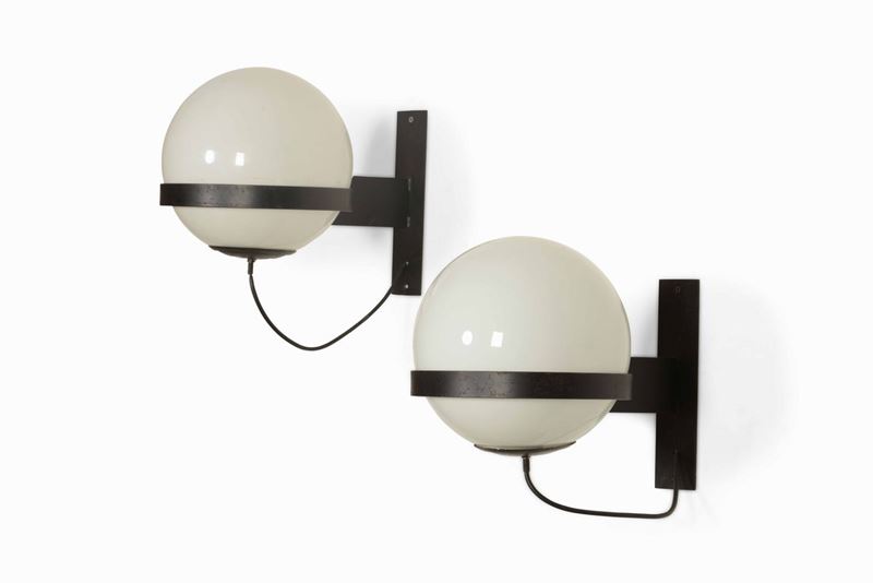 Coppia di lampade a parete con struttura in metallo laccato e diffusore in vetro opalino lucido.  - Auction Design Lab - Cambi Casa d'Aste