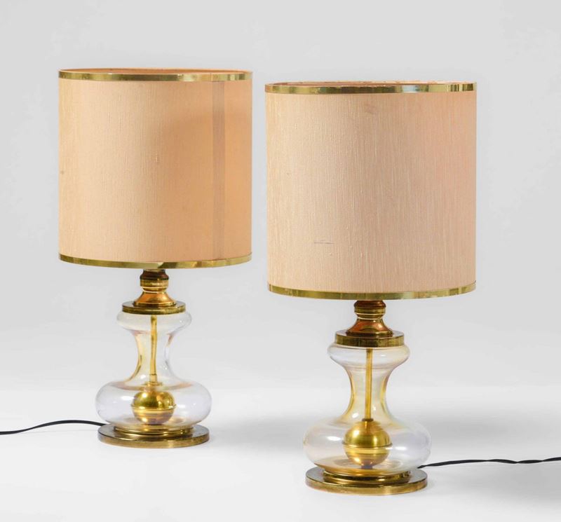 Coppia di lampade da tavolo con struttura in vetro e ottone, paralumi in tessuto.  - Auction Design Lab - Cambi Casa d'Aste