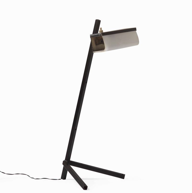 Lampada da tavolo con struttura in metallo laccato, diffusore orientabile in metallo e perspex.  - Auction Design Lab - Cambi Casa d'Aste