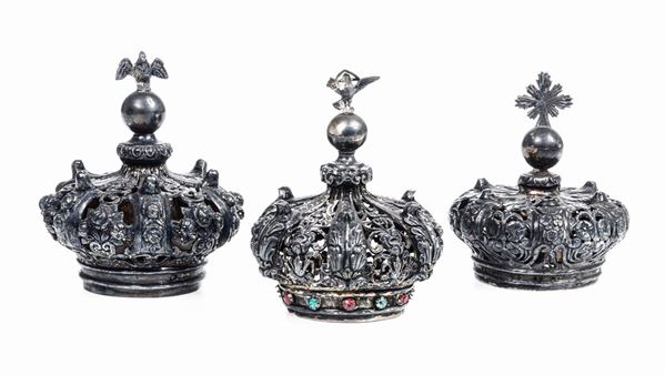 Lotto di tre corone  in argento e pietre semipreziose. Italia XIX-XX secolo