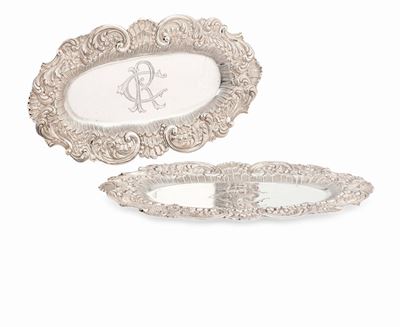 Coppia di Vassoi in Argento Sterling Fuso e Cesellato. Londra 1928, Argentiere h.I. (non Identifi...
