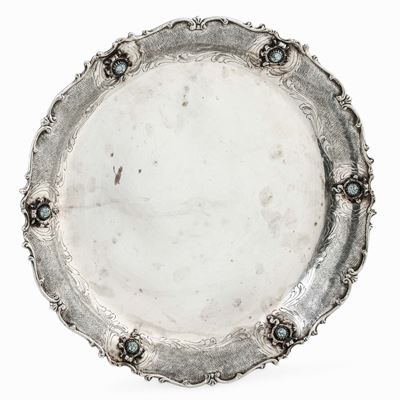 Piatto in Argento Fuso e Cesellato con Turchesi Cabochon. Argenteria Artistica Italiana del XX Se...