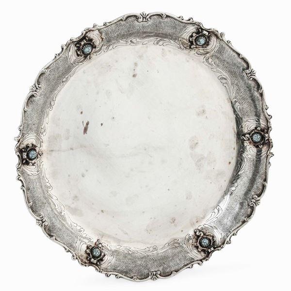Piatto in argento fuso e cesellato con turchesi cabochon. Argenteria artistica italiana del XX secolo