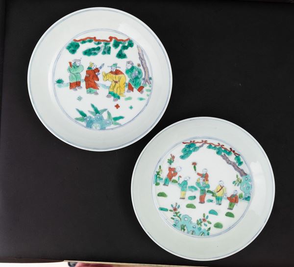 Coppia di piccoli piatti in porcellana Doucai con saggi e fanciulli, Cina, XX secolo