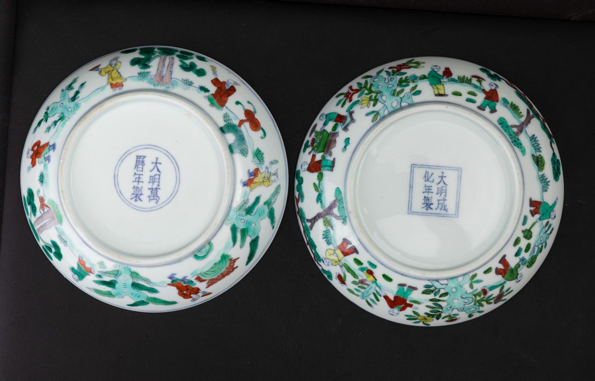 Coppia di Piccoli Piatti in Porcellana Doucai con Saggi e Fanciulli, Cina, XX Secolo