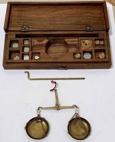 Astuccio in Legno con Bilancia.