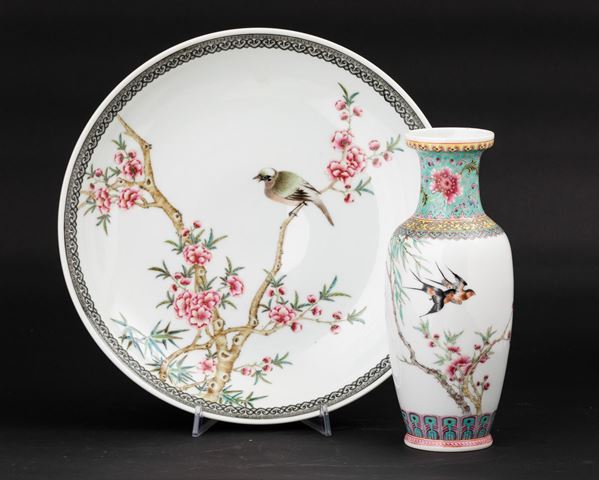 Lotto composto da un piatto e un vaso in porcellana con decoro di uccellini tra i rami, Cina, Repubblica,  [..]