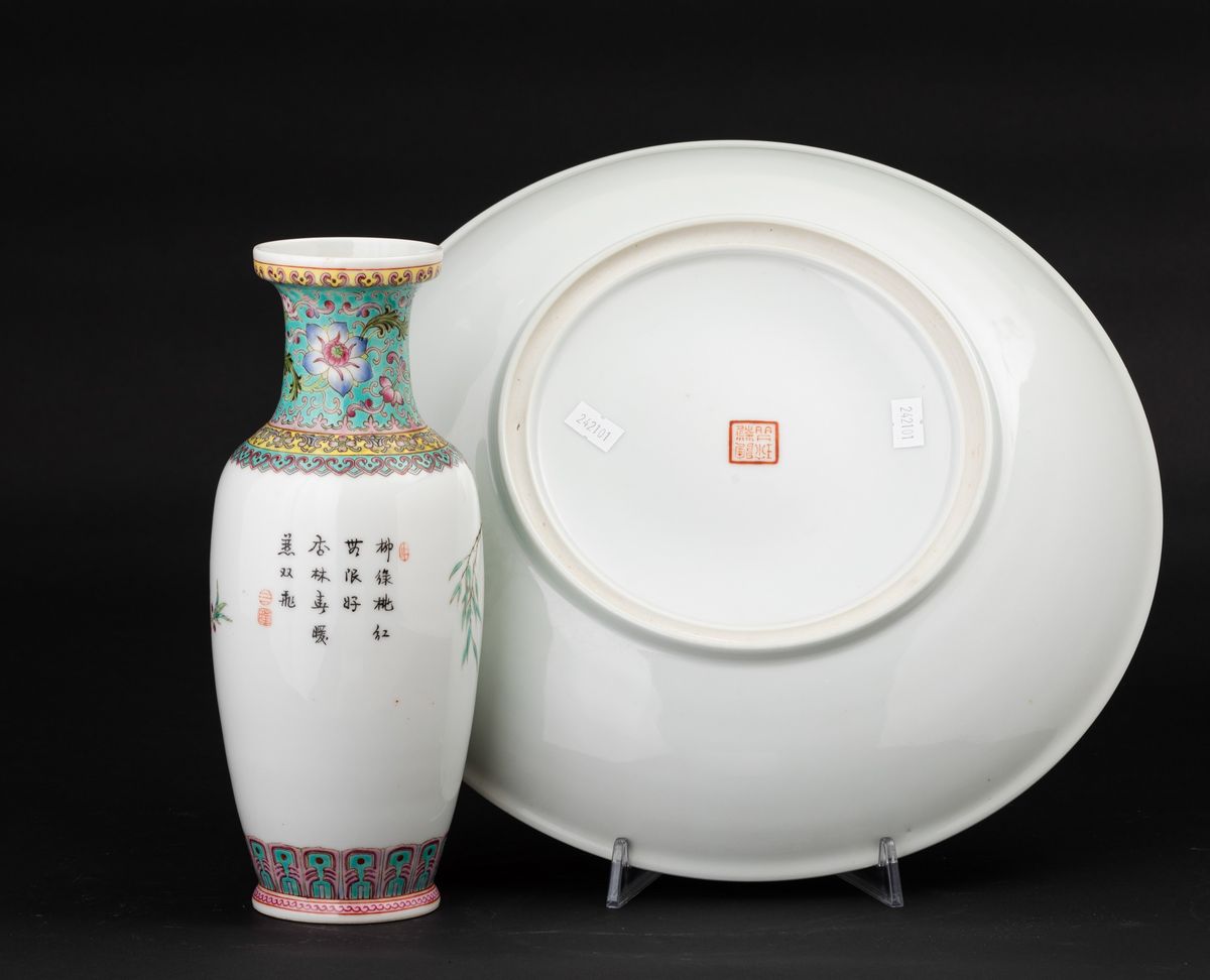 Lotto Composto da un Piatto e un Vaso in Porcellana con Decoro di Uccellini tra i Rami, Cina, Rep...