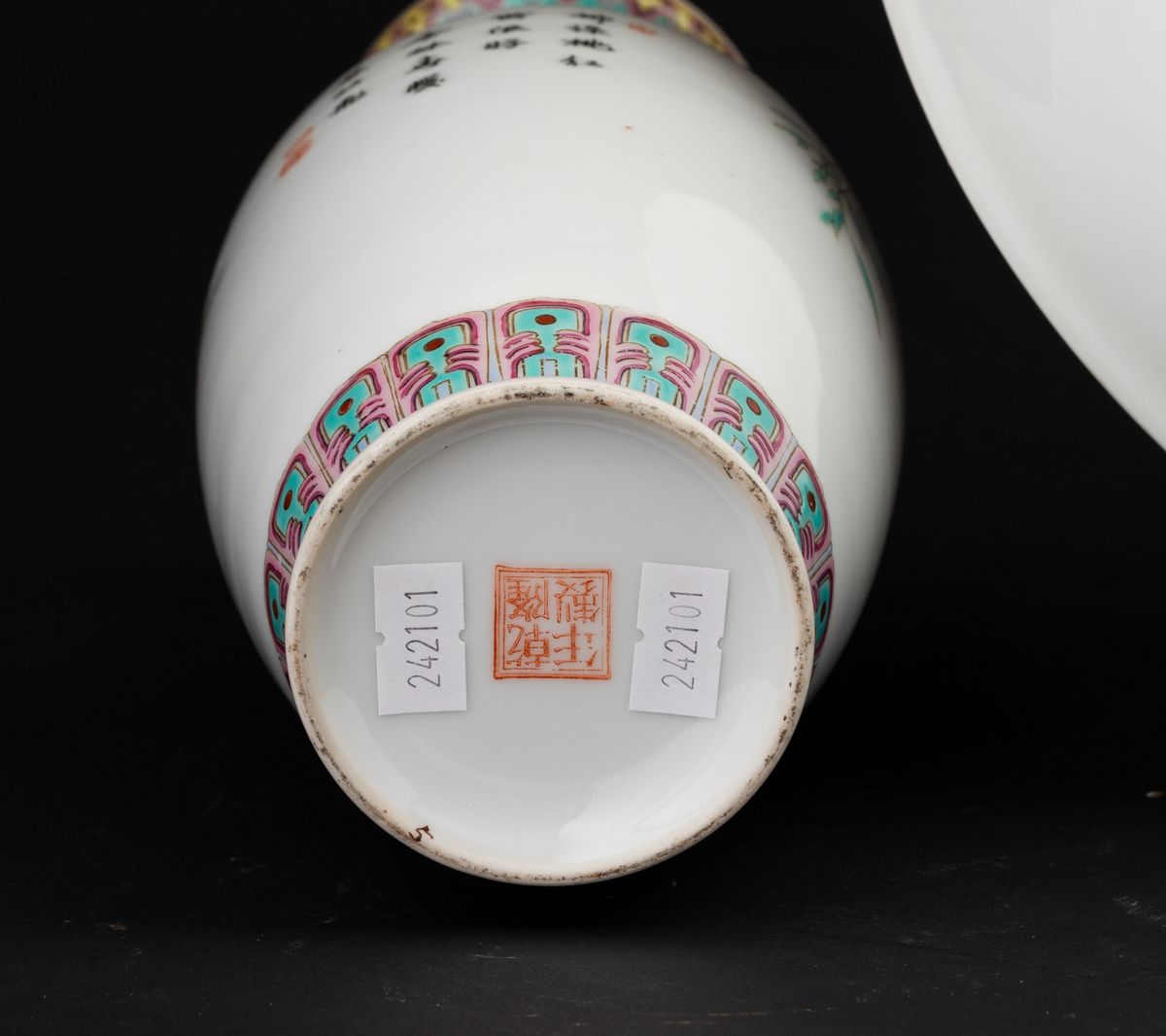 Lotto Composto da un Piatto e un Vaso in Porcellana con Decoro di Uccellini tra i Rami, Cina, Rep...