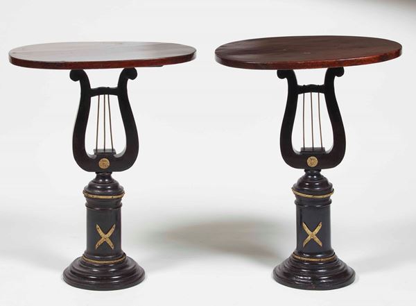 Coppia di tavolini in noce ebanizzato. XX secolo