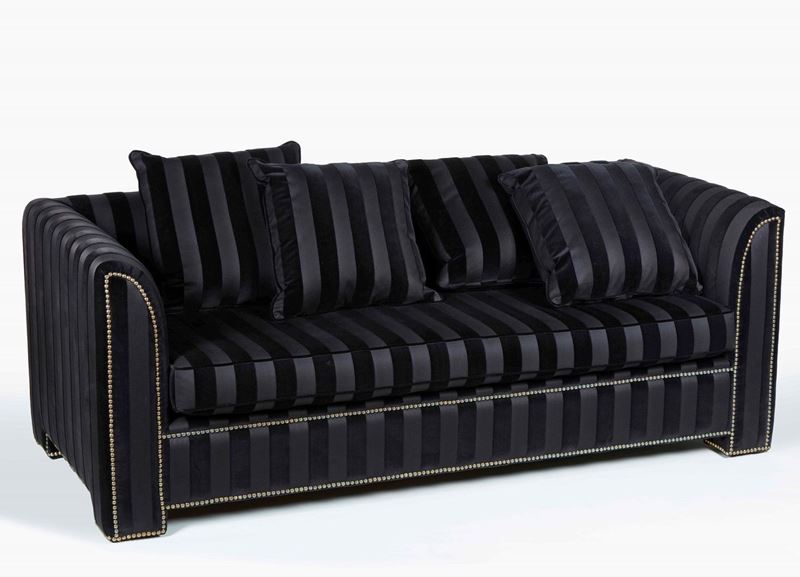 Coppia di divani in velluto di seta con ornamento di borchie. XX secolo  - Asta Palazzo Loschi Zileri dal Verme - Cambi Casa d'Aste