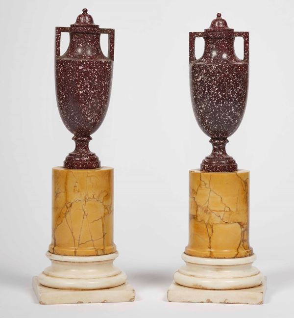 Coppia di piccole urne. Marmi colorati. XIX secolo