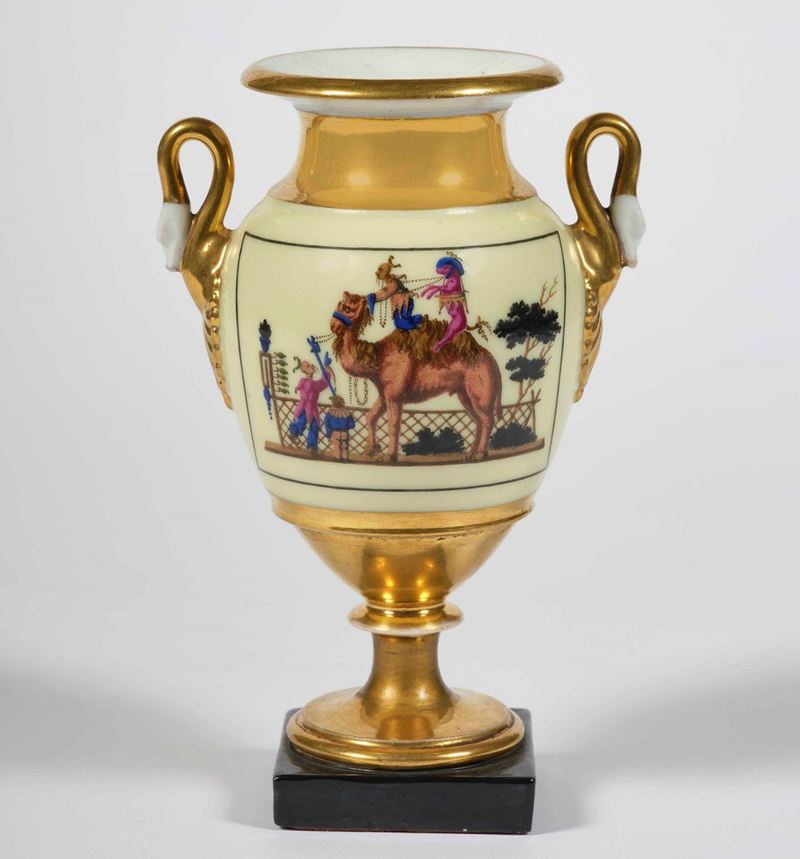 Piccolo vaso Parigi, probabilmente Manifattura Dagoty, primo terzo del XIX secolo  - Asta Palazzo Loschi Zileri dal Verme - Cambi Casa d'Aste