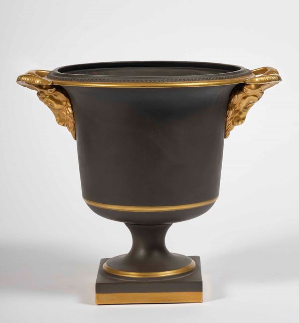 Grande vaso in porcellana dipinta nero basalto e finiture in oro. Porcellane D’Arte Agostinelli Bassano, XX secolo