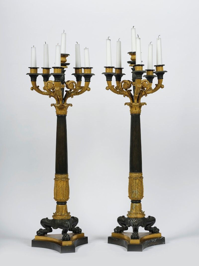 Coppia di candelabri in bronzo dorato e patinato. Epoca Carlo X. XIX secolo  - Auction Palazzo Loschi Zileri dal Verme - Cambi Casa d'Aste