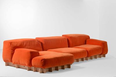 Grande Divano Modulare con Struttura in Legno e Rivestimenti in Tessuto.