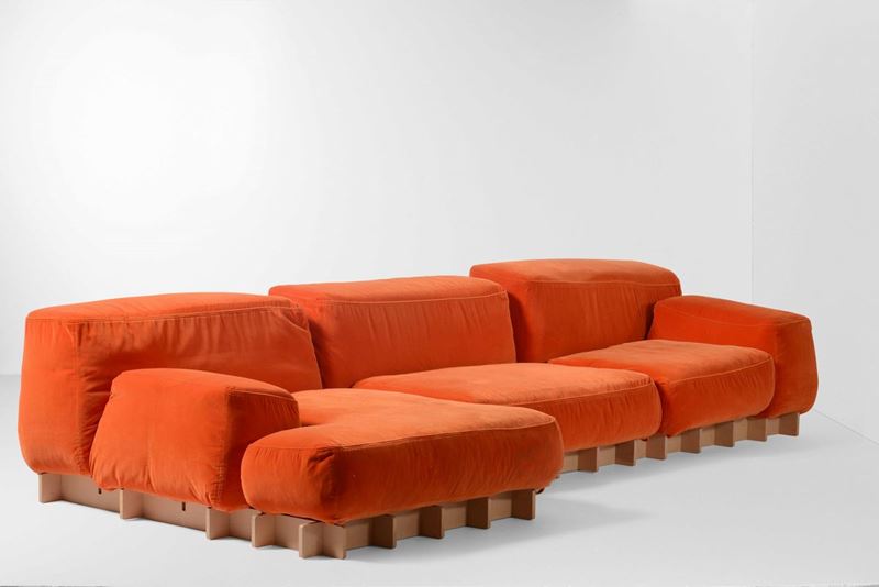 Grande divano modulare con struttura in legno e rivestimenti in tessuto.  - Auction Design Lab - Cambi Casa d'Aste