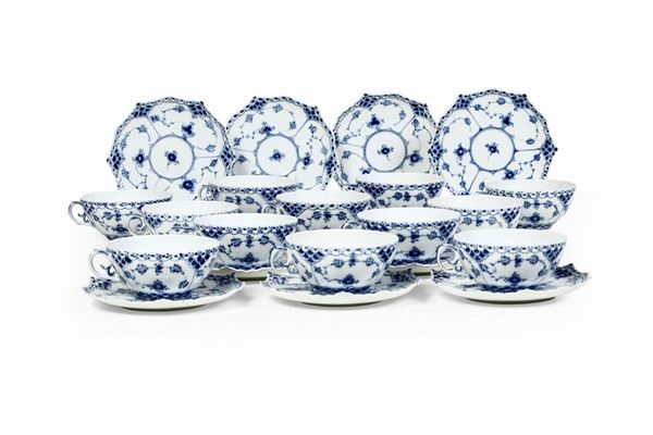 Dodici tazze da tè con piattino “Blue Fluted Full Lace” Danimarca, Manifattura Royal Copenaghen, 1964