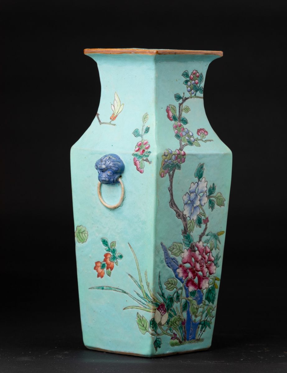 Vaso in Porcellana a Smalti Policromi con Mascheroni a Foggia di Testa Leonina e Peonie in Fiore,...