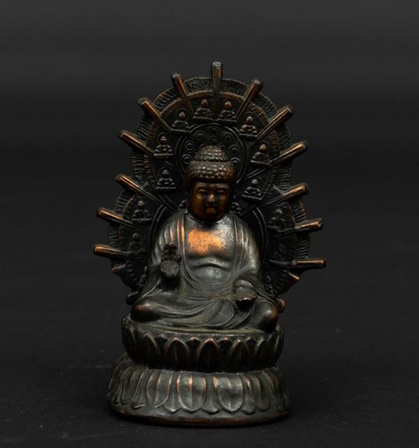 Figura di Buddha entro aura seduto su doppio fiore di loto in bronzo, Cina, XIX secolo