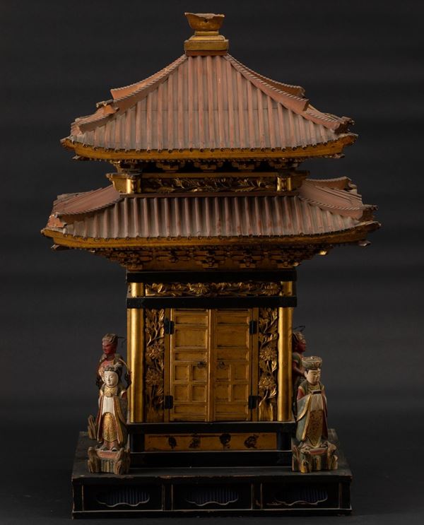 Tempio in legno laccato e dorato con figura di Buddha seduta su fiore di loto e guardiani, Cina, Canton, Dinastia Qing, XIX secolo