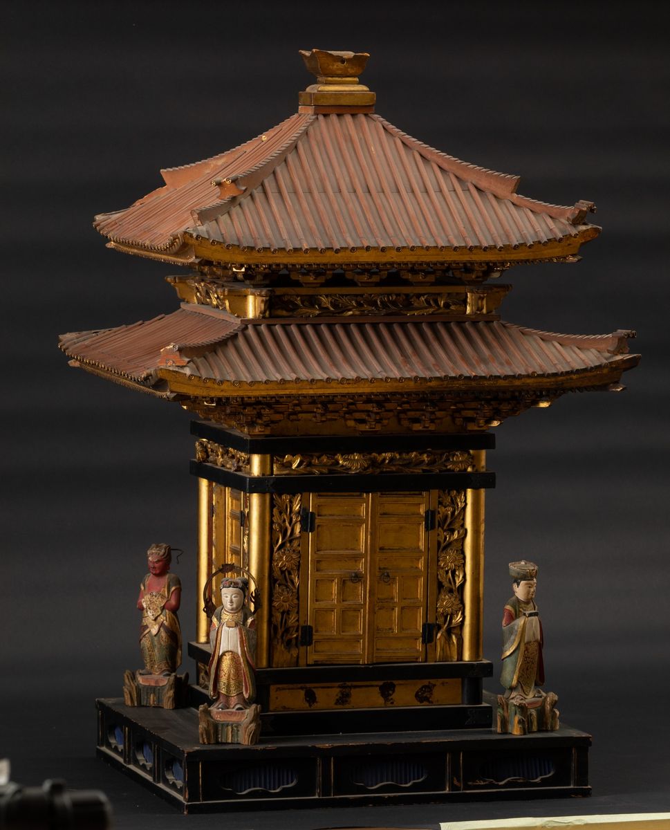 Tempio in Legno Laccato e Dorato con Figura di Buddha Seduta su Fiore di Loto e Guardiani, Cina, ...