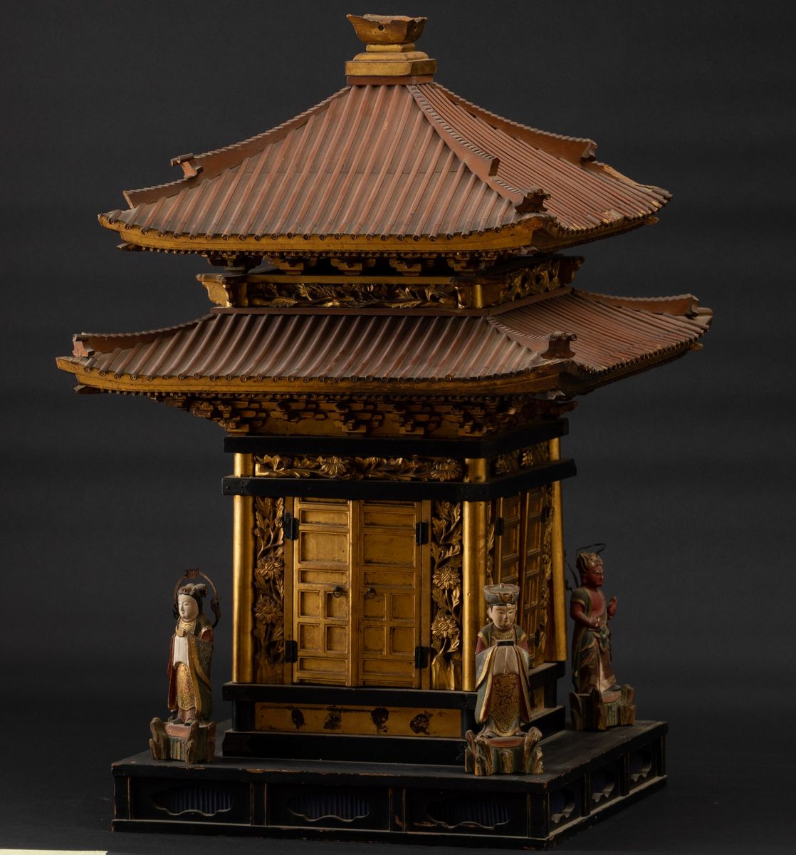 Tempio in Legno Laccato e Dorato con Figura di Buddha Seduta su Fiore di Loto e Guardiani, Cina, ...