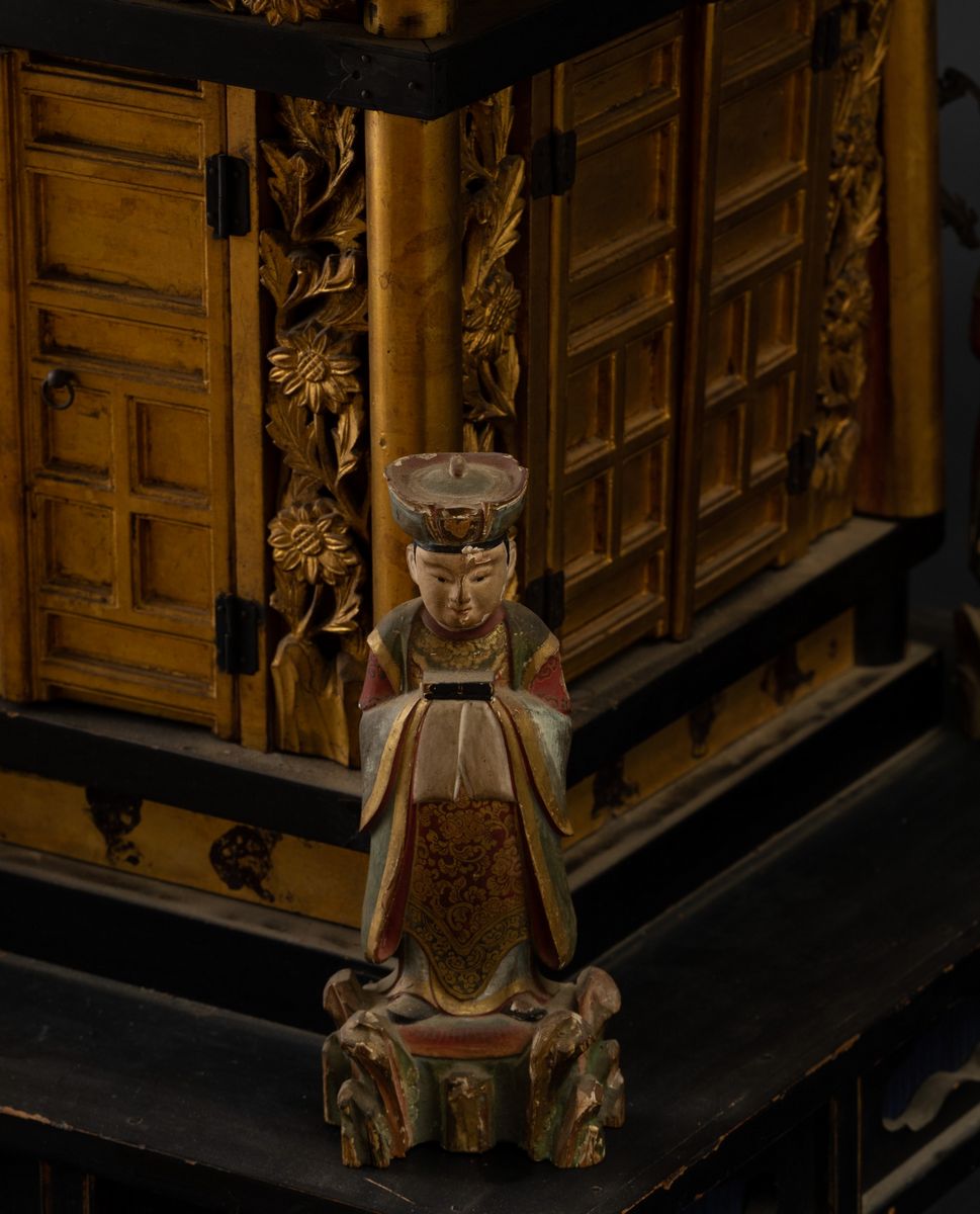 Tempio in Legno Laccato e Dorato con Figura di Buddha Seduta su Fiore di Loto e Guardiani, Cina, ...
