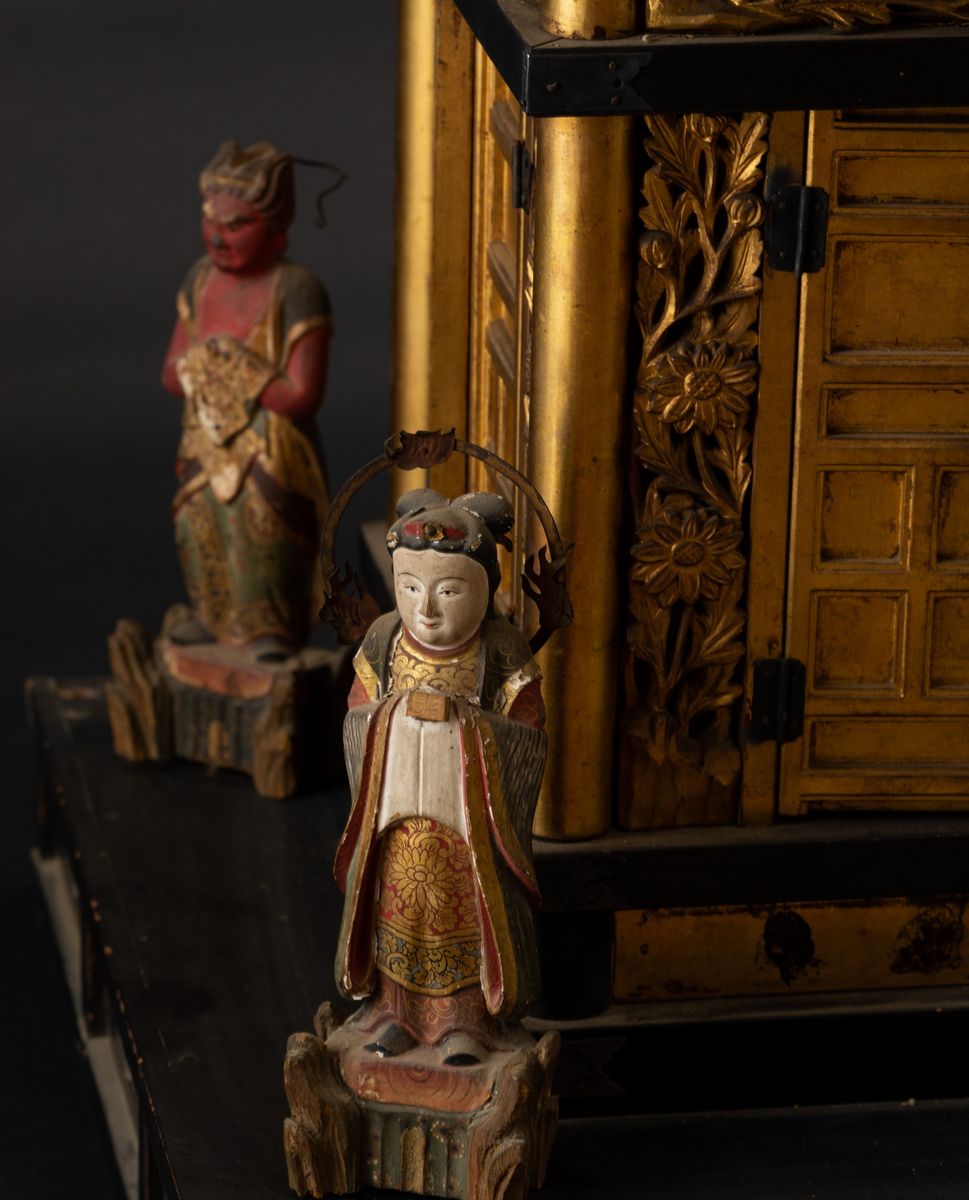 Tempio in Legno Laccato e Dorato con Figura di Buddha Seduta su Fiore di Loto e Guardiani, Cina, ...