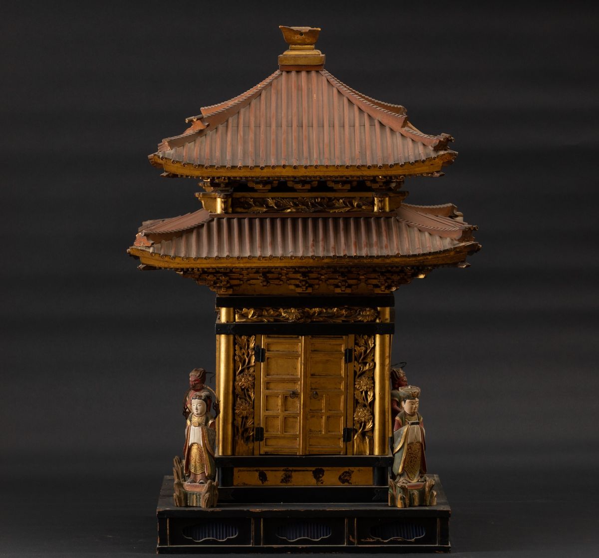 Tempio in Legno Laccato e Dorato con Figura di Buddha Seduta su Fiore di Loto e Guardiani, Cina, ...