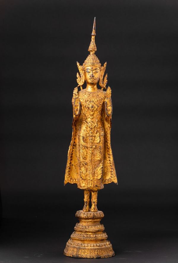 Figura di Buddha stante in bronzo dorato, Thailandia, XIX secolo