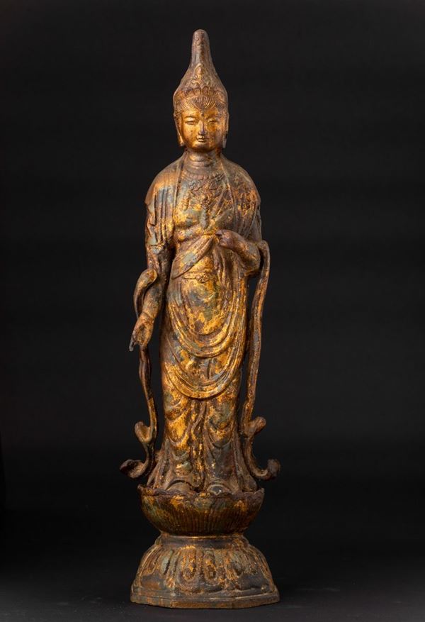Figura di Buddha stante in bronzo dorato, Giappone, periodo Meiji (1868-1912)