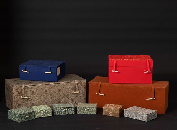 Lotto composto da dieci scatole con rivestimento in tessuto, Cina, XX secolo