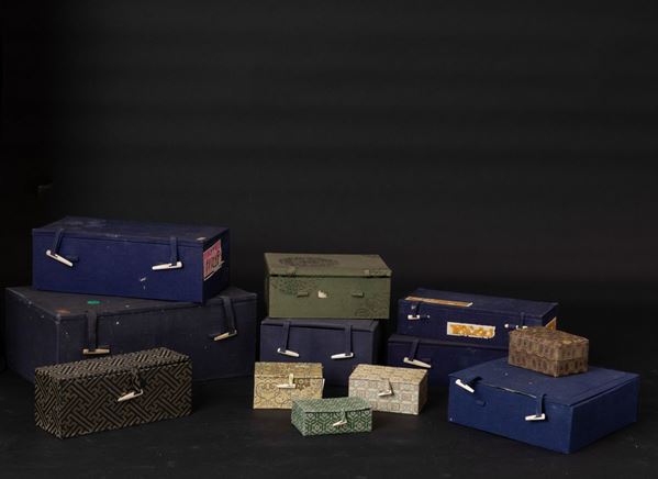 Lotto composto da dodici scatole con rivestimento in tessuto, Cina, XX secolo