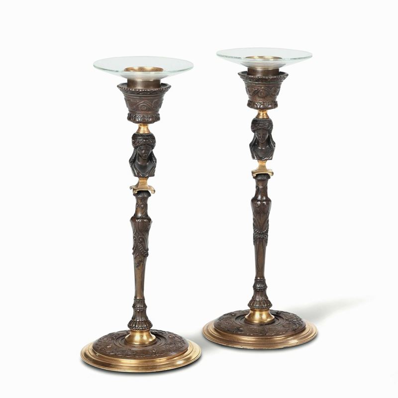 Coppia di candelieri in bronzo di gusto retour d'Egypte. XIX secolo  - Auction Italian Mansions - I - Cambi Casa d'Aste