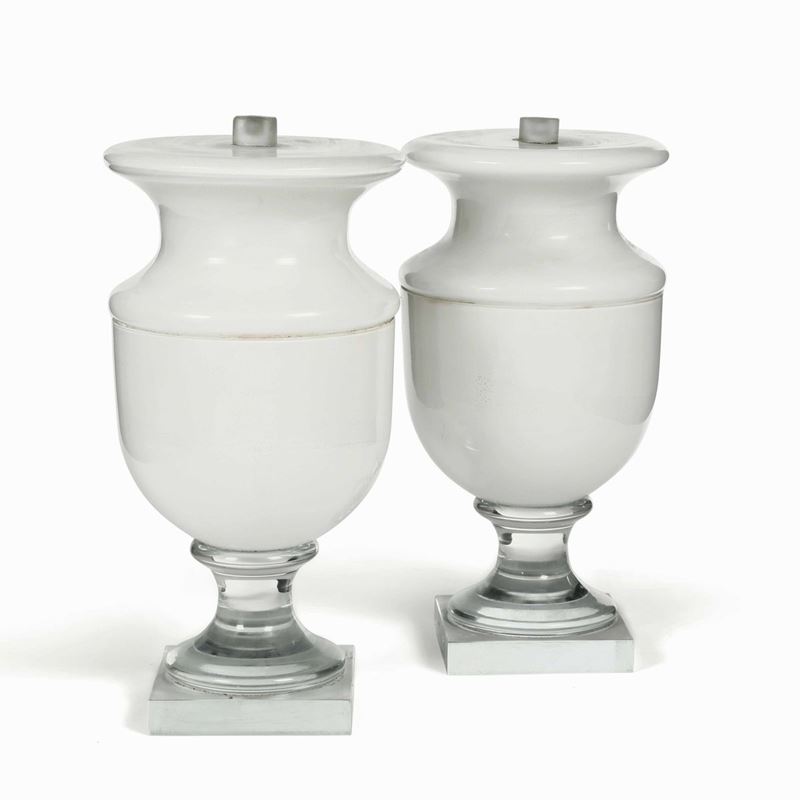 Coppia di lampade "Maurice" in vetro soffiato, color bianco lattimo  - Asta Dimore Italiane - I - Cambi Casa d'Aste
