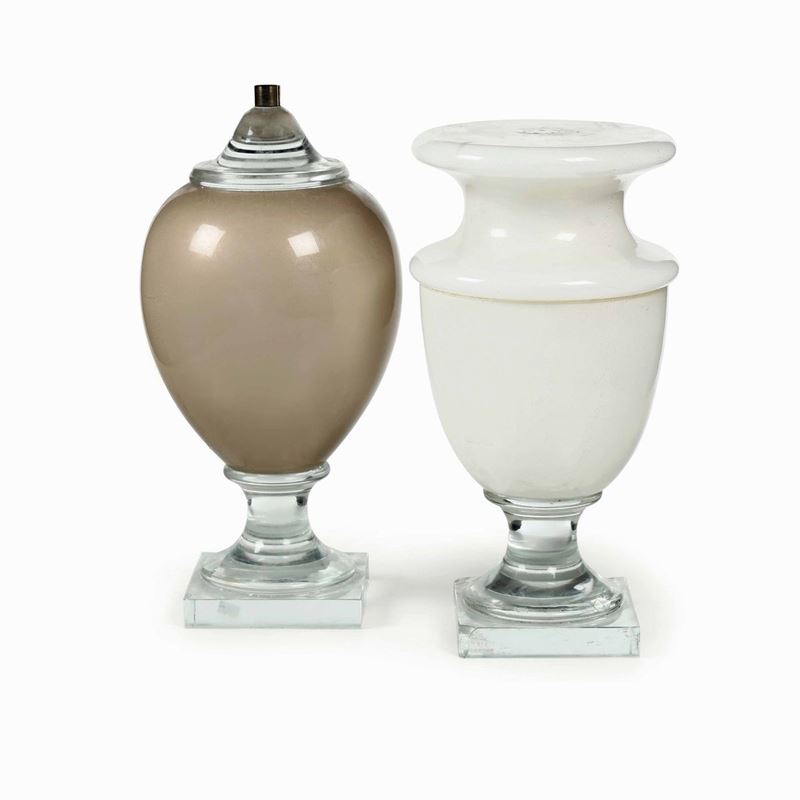 Due lampade: modello "Maurice" in bianco lattimo e modello "Uovo" in beige fumé  - Asta Dimore Italiane - I - Cambi Casa d'Aste