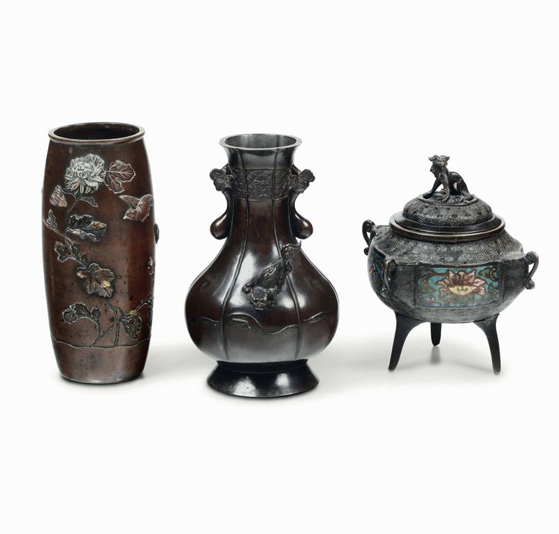 Lotto composto da due vasi e da un incensiere in bronzo e smalti, Cina e Giappone, XX secolo  - Asta Dimore Italiane - I - Cambi Casa d'Aste