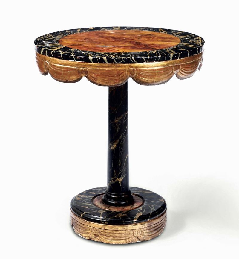 Tavolino di forma circolare in legno laccato a finto marmo e dorato, XX secolo, costruito con elementi antichi  - Asta Dimore Italiane - I - Cambi Casa d'Aste