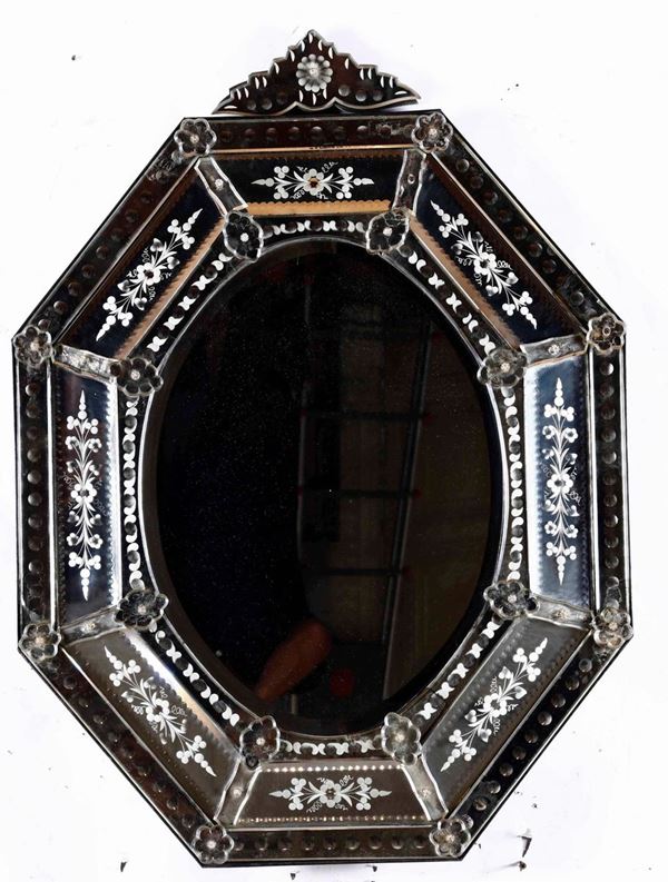 Specchiera ottagonale in vetro di Murano inciso, XX secolo
