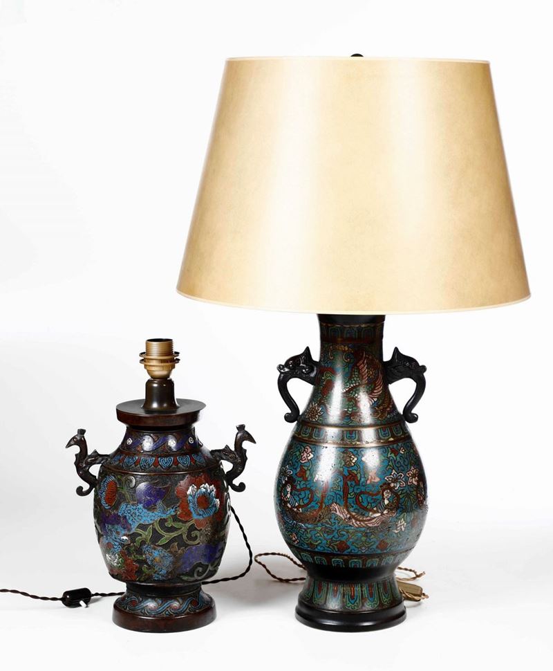 Due lampade da tavolo diverse in bronzo e smalti cloisonnés, Cina XX secolo  - Asta Dimore Italiane - I - Cambi Casa d'Aste