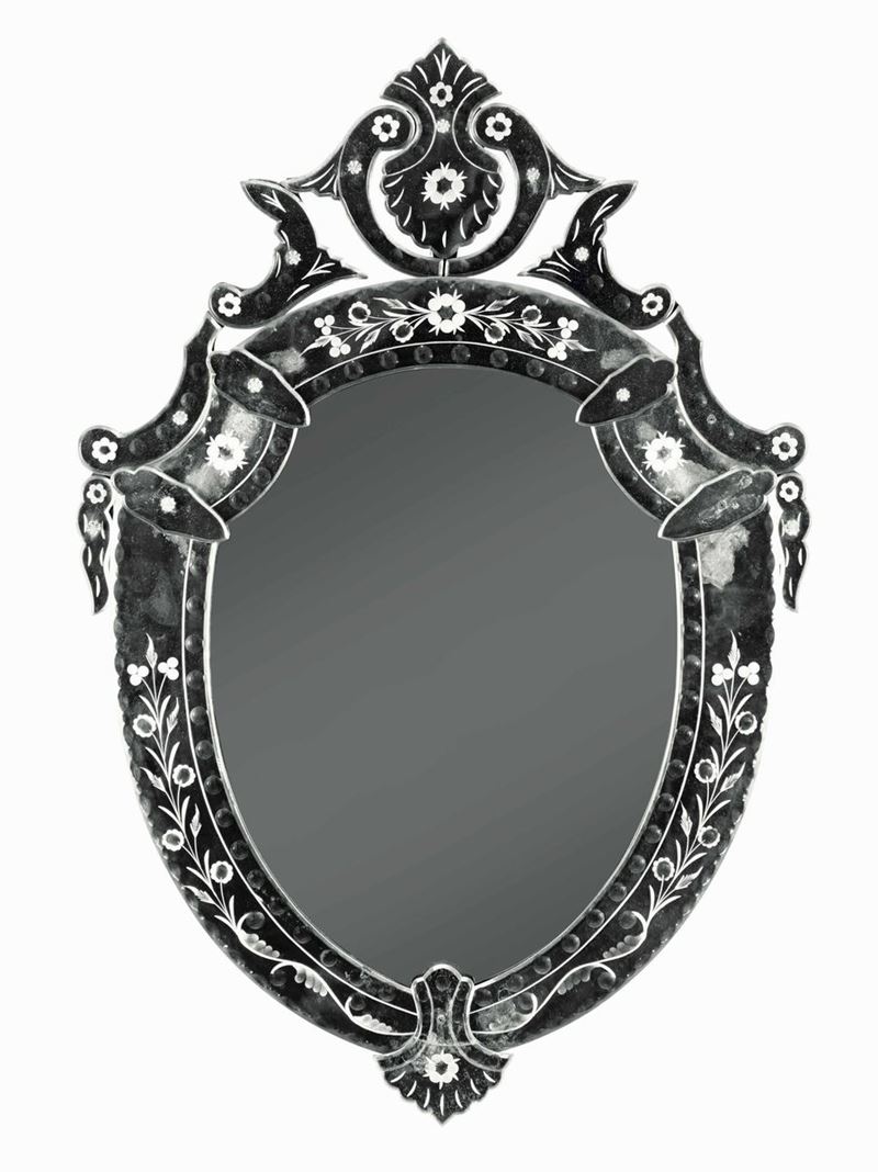 Specchiera a scudo in vetro di Murano inciso. XX secolo  - Auction Italian Mansions - I - Cambi Casa d'Aste
