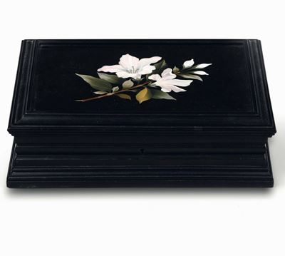 Scatola con Coperchio Intarsiato con Pietre Dure a Motivo Floreale. Manifattura Fiorentina XIX-XX...
