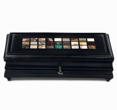 Scatola in Legno Sagomato ed Ebanizzato con Campionario di Marmi e Pietre Dure sul Coperchio. XX ...