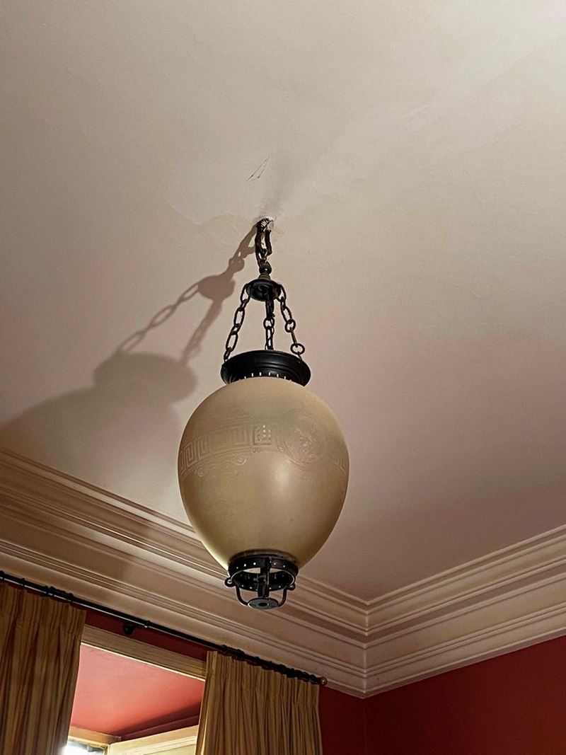 Lampadario in metallo e vetro globulare inciso. XX secolo  - Auction Italian Mansions - I - Cambi Casa d'Aste